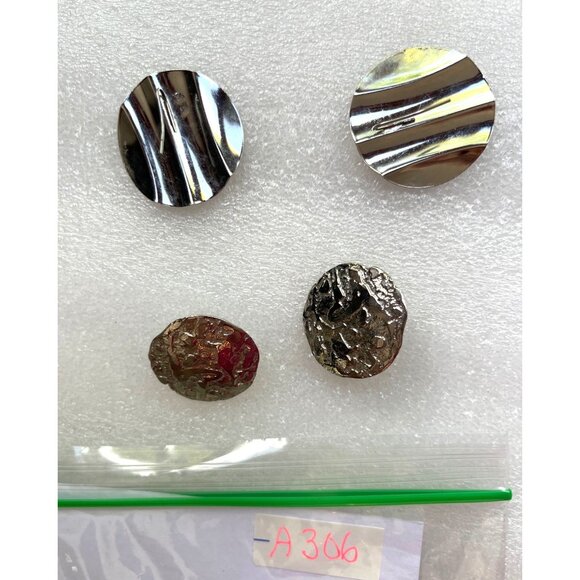 2 Pairs Of Vintage Metal Earrings Rippled Silver & Textured Silver Round Designs - Picture 8 of 9